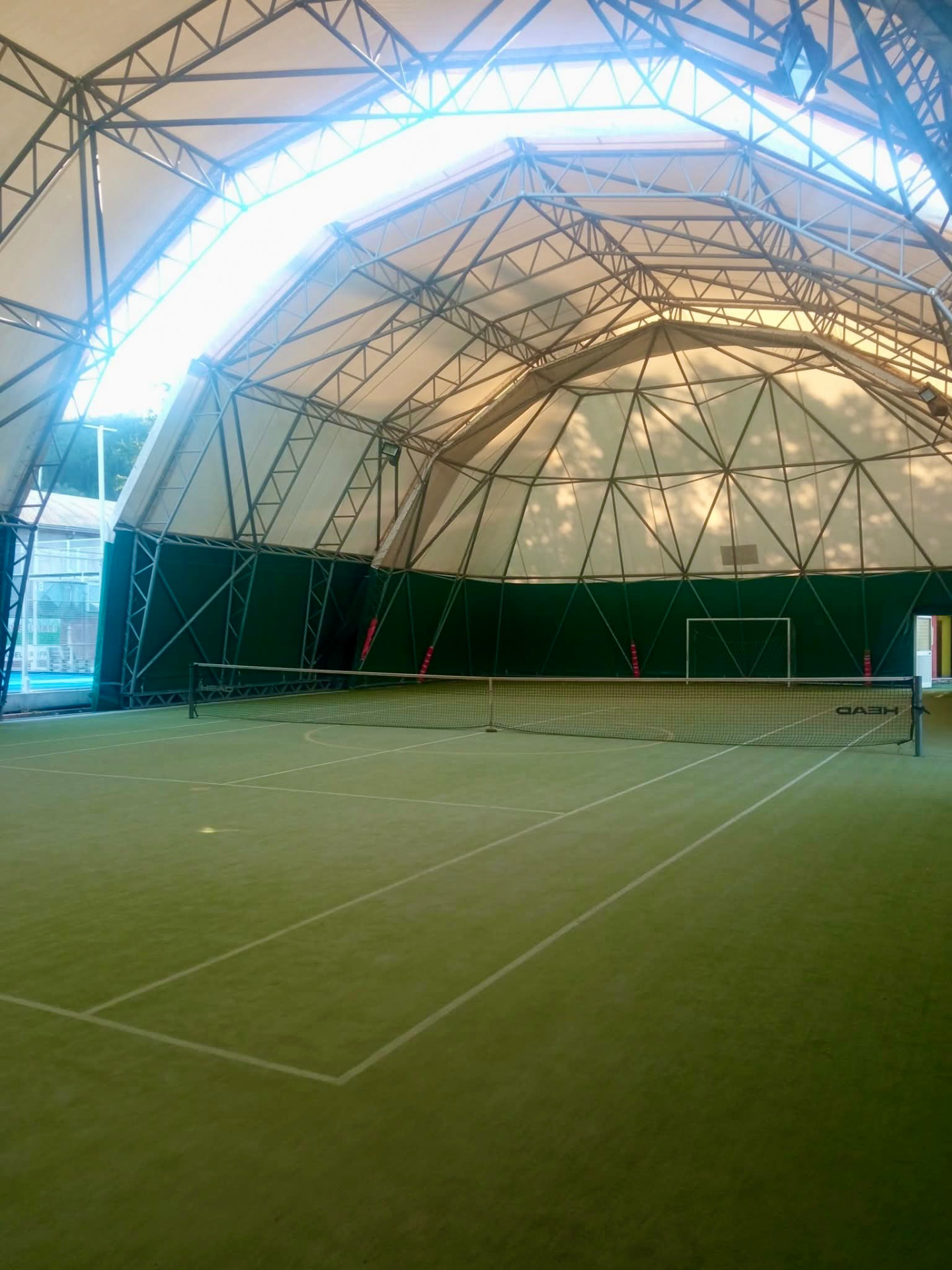 Campo da tennis sintetico coperto dalla struttura pressostatica