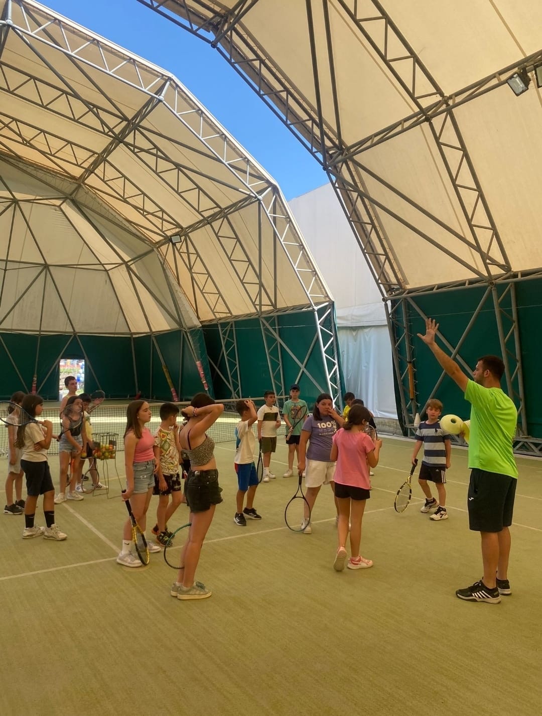 Attività di tennis per bambini durante il Centro Estivo