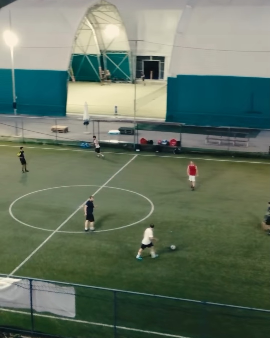 Partita serale sul campo da calcio