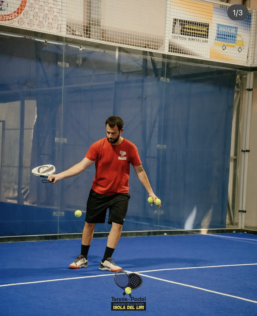 Lezione di padel con il maestro sul campo coperto