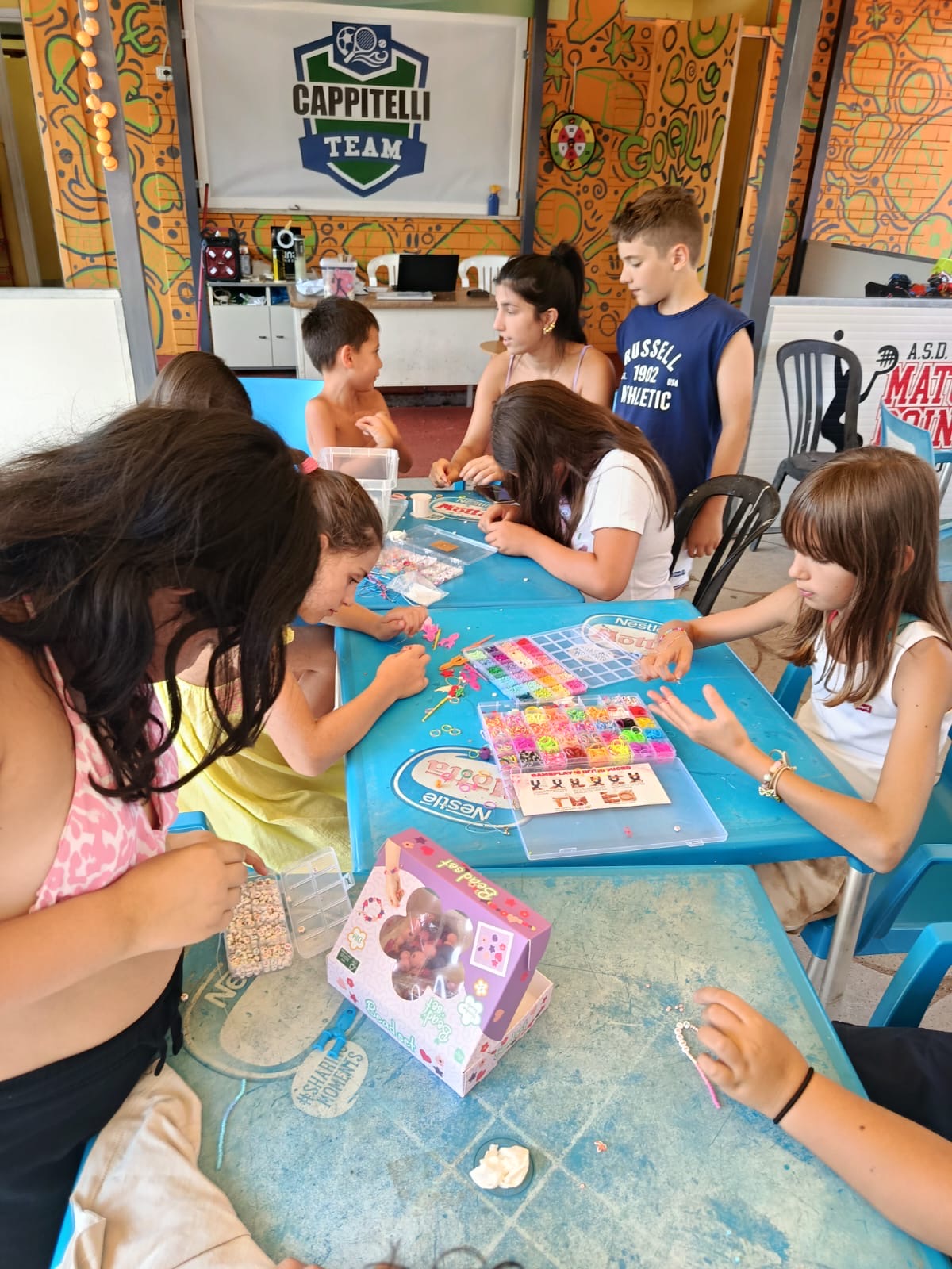 Bambini del Centro Estivo impegnati in un laboratorio creativo