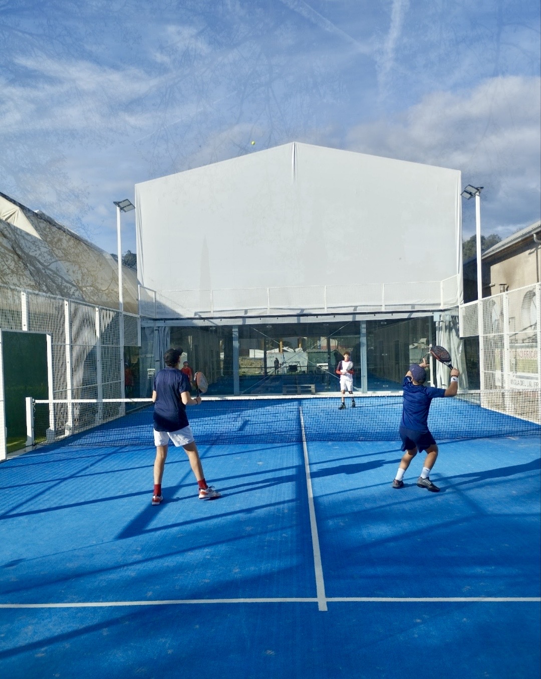 Partita di padel sul campo esterno in una giornata di sole
