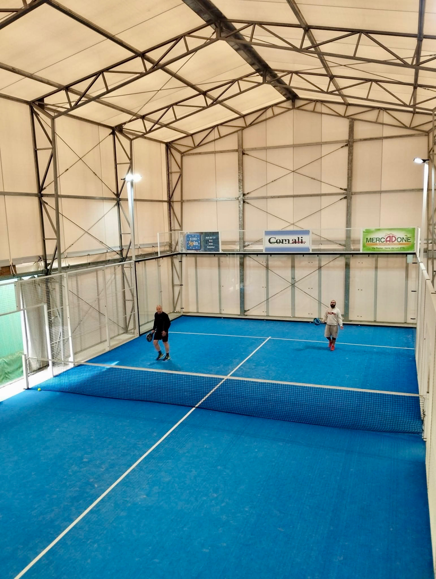 Campo da padel coperto con superficie blu