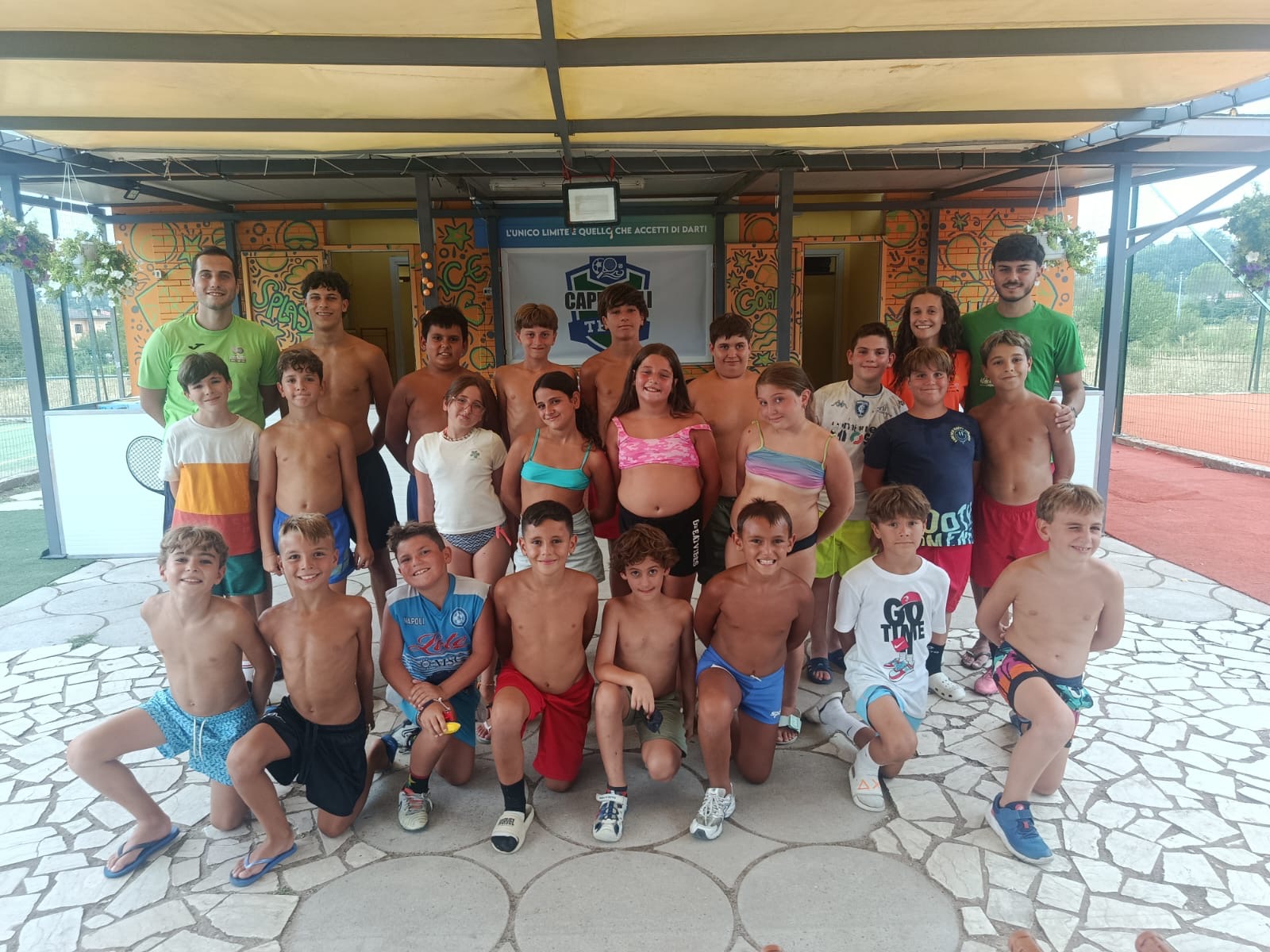 Foto di gruppo dei bambini e degli animatori del Centro Estivo