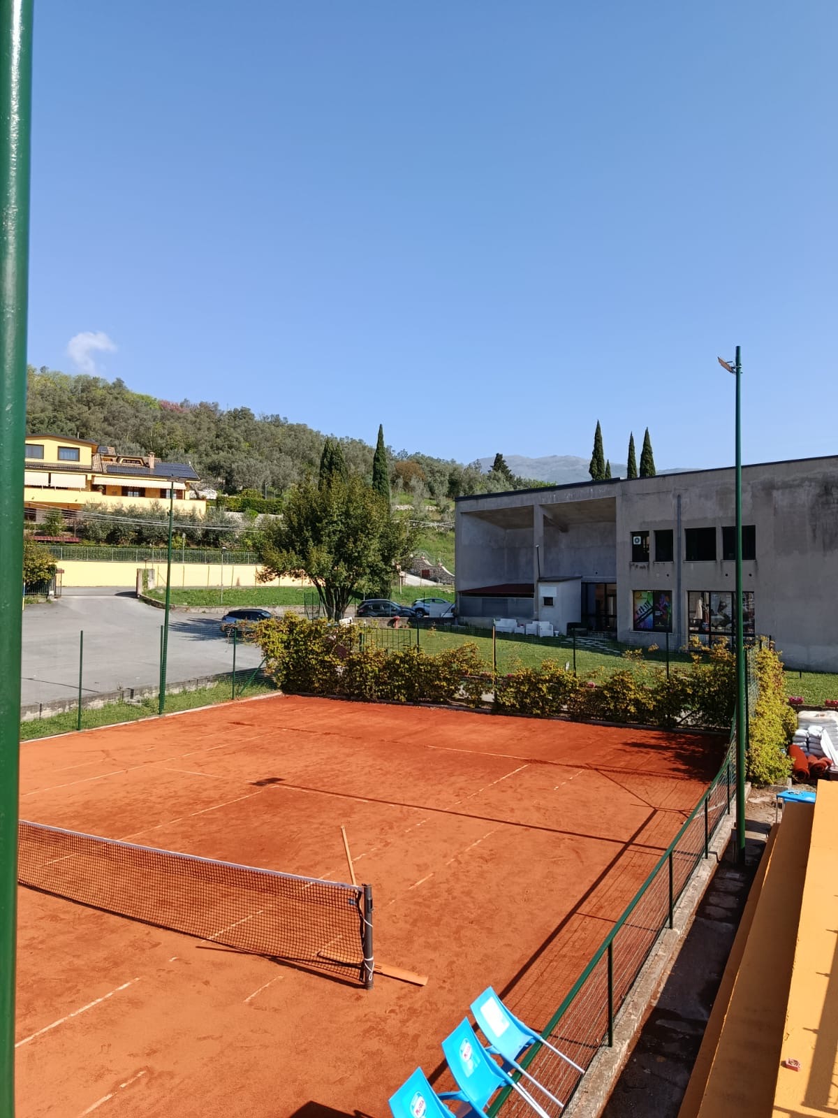 Vista panoramica del campo da tennis in terra battuta