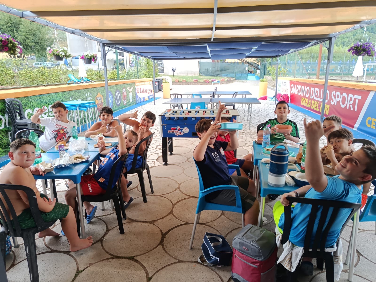 Bambini del Centro Estivo riuniti durante il pranzo